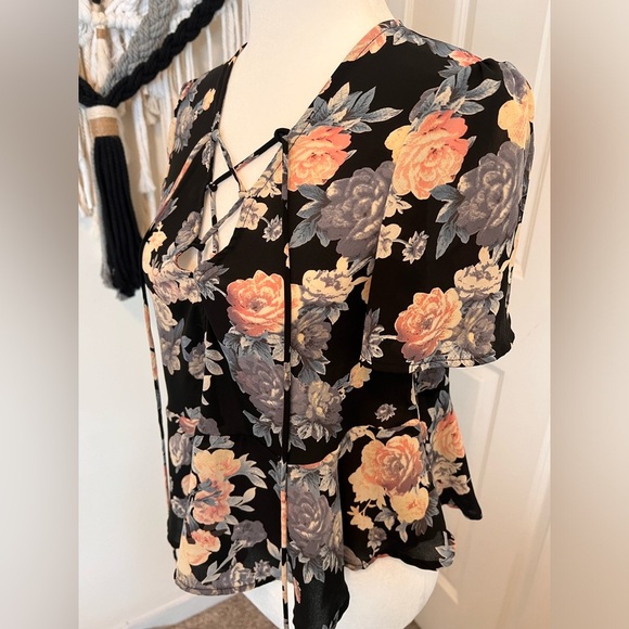 Urban Outfitters / Kimchi Blue Floral Tee, Size S - Picture 4 of 4